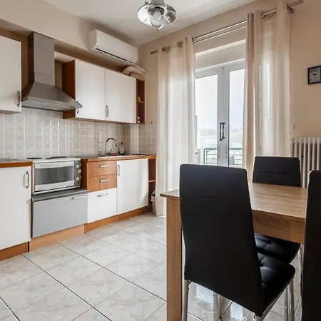 Estia Apt. With Parking 라리사